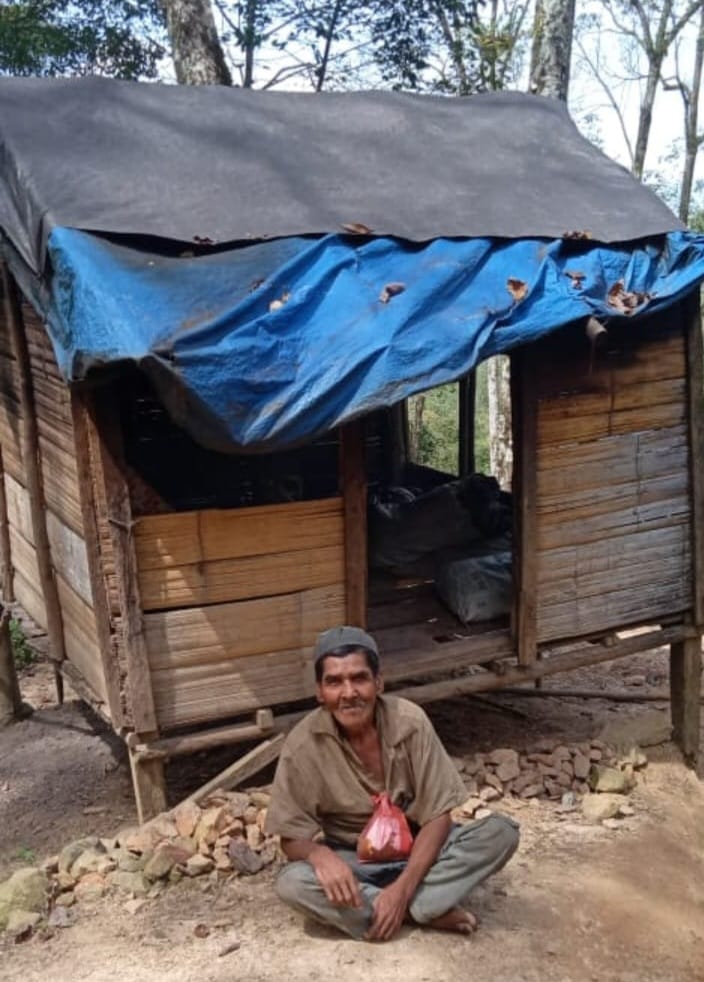 Kakek Asri Nasution, 60, warga Desa Siobonjulu, Kec. Panyabungan, Kab. Mandailing Natal. Si kakek tinggal sebatang kara di gubuk beratap tenda biru.beritasore/Ist