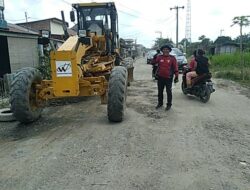Camat Pulau Rakyat Bersama PT Waskita Ratakan Jalan Provinsi
