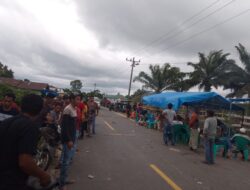 Massa Singkuang 1 Bertahan,  Salat Teraweh Di Areal PT RPR