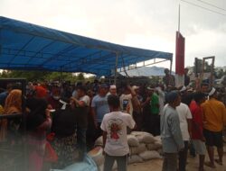 Massa Menjerit Histeris  Di Depan Portal PT RPR