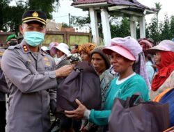 Kapores Pematang Siantar Bersama Ketua Bhayangkari  Berikan Bansos Pemulung