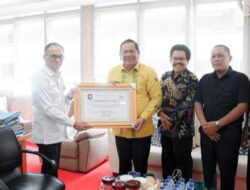 Wali Kota Padang Sidempuan Terima Penghargaan Dari Kemendagri