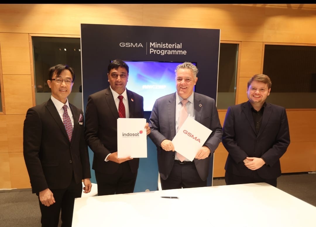 Berita Sore/ist President Director and CEO Indosat Ooredoo Hutchison Vikram Sinha (dua kiri) dan Chief Regulatory Officer at GSMA and President Mobile for Development Foundation, John Giusti (dua kanan) MoU Tingkatkan ketahanan lingkungan dan ekonomi Indonesia dengan mengembangkan mitigasi berbasis seluler untuk berbagai isu perubahan iklim di Barcelona kemarin.
