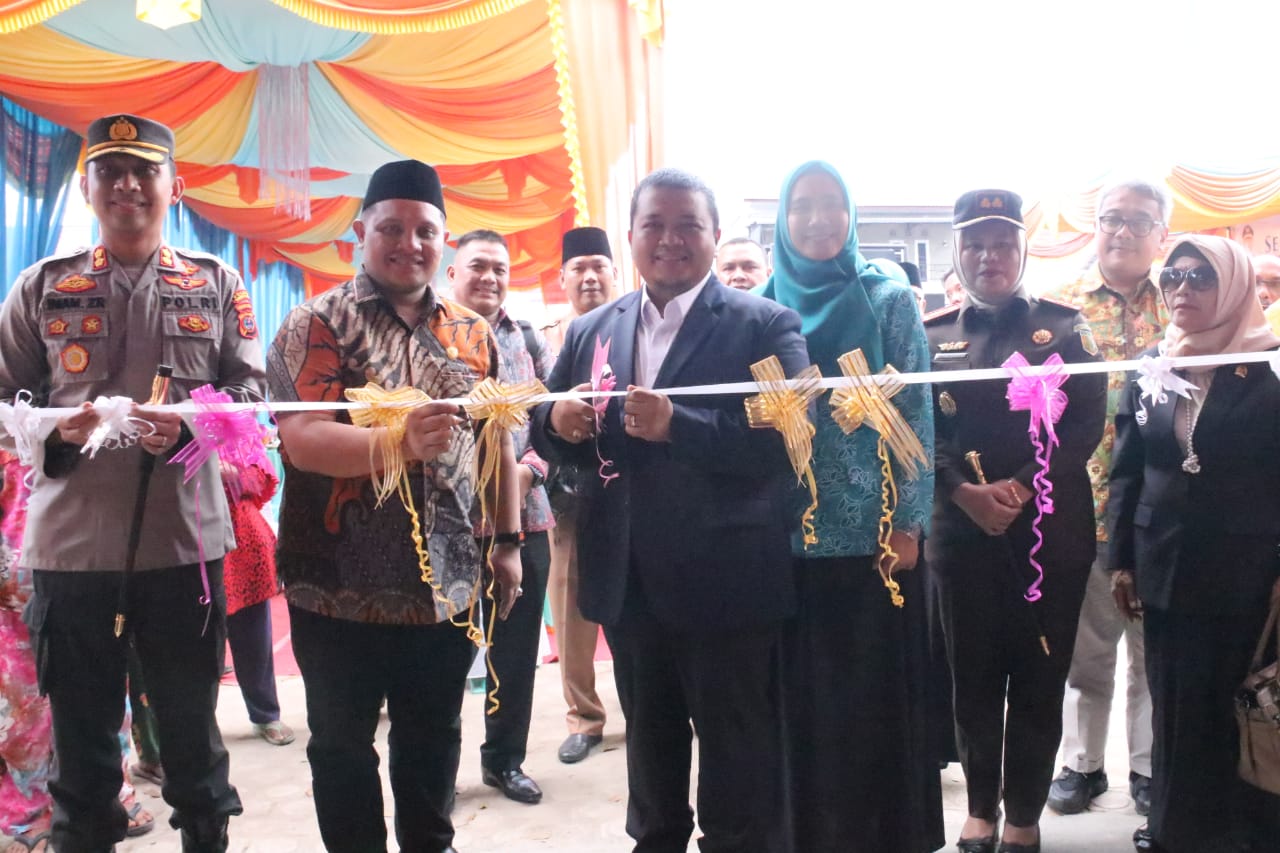 Berita Sore/Birong RT Bupati Tapsel, Dolly Pasaribu meresmikan Rumah Sakit Umum Daerah (RSUD) Pintu Padang Kec.Batang Angkola Kab.Tapsel, Senin (6/3).