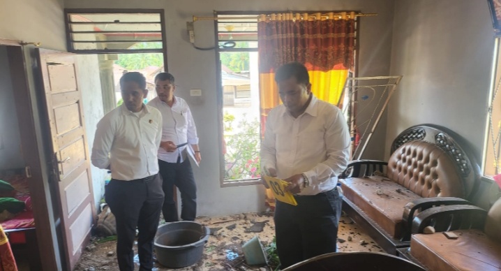 Berita Sore/Birong RT: Tim Inafis Polres Tapsel dari Unit Reskrim Polsek Batang Angkola menggelar olah TKP di rumah korban pengerusakan di Desa Sisoma Kec.Tano Tombangan Angkola (Tantom) Kab.Tapsel, Senin (6/3).