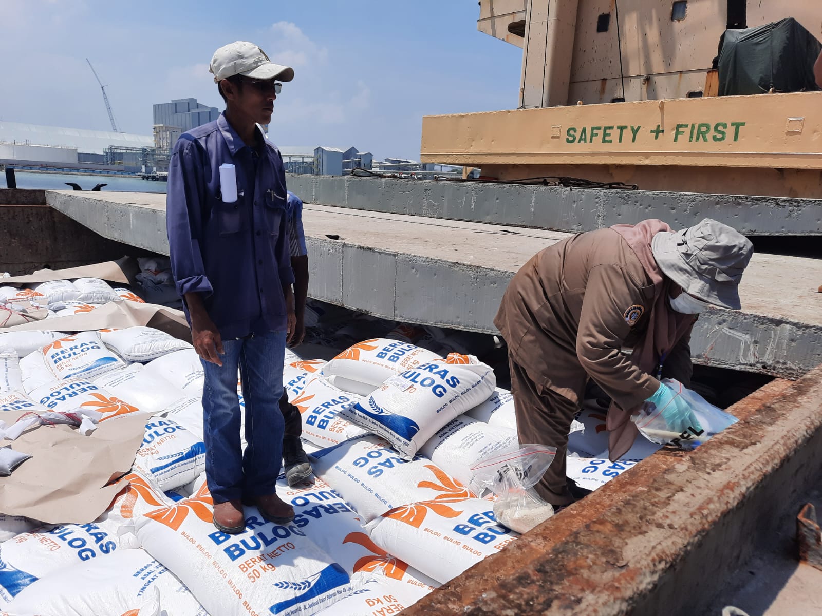 Petugas mengecek pembongkaran beras impor dari Vietnam di Pelabuhan Krueng Geukueh. (ist)