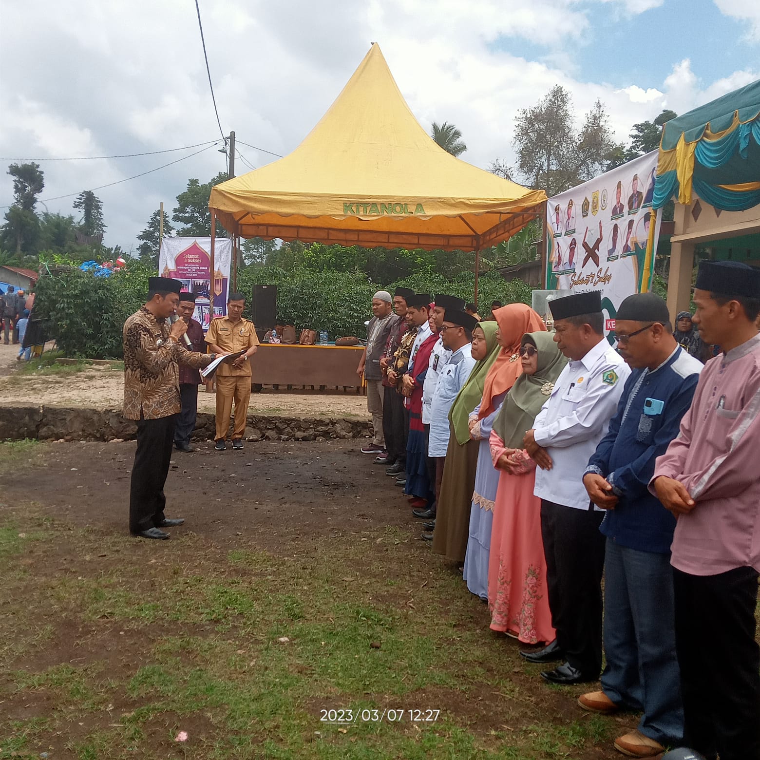 CAMAT Siempat Nempu Marhaban Kudadiri(kiri) melantik para Dewan Hakim Musabaqah Tilawatil Qur'an Kecamatan Siempat Nempu Kab.Dairi. Foto:Kartolo Munte
