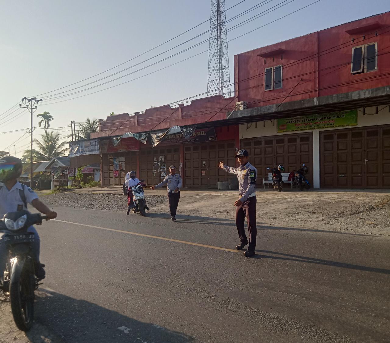 URAI KEMACETAN - Petugas Dinas Perhubungan Aceh Besar mengatur jalan agar tidak terjadi kemacetan di kawasan Pasar Lambaro, Kecamatan Ingin Jaya, Selasa (7/3). (Ist)