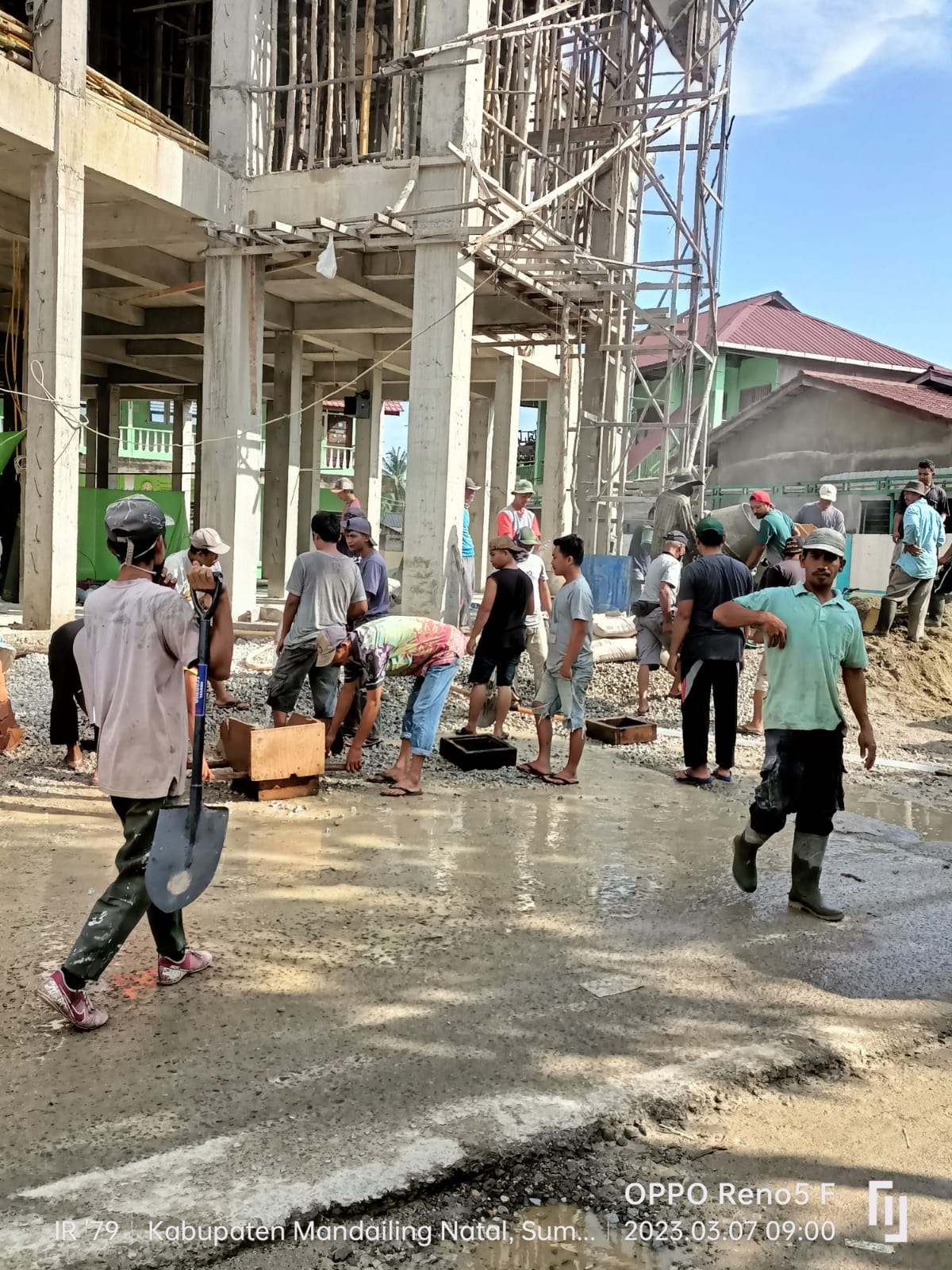 Pembangunan Masjid Al Abshor Lorong Aekgaloga, Desa Pidolilombang, hampir 40 persen. Butuh bantuan membantu memperlancar proses pembangunan masjid. (Ist).