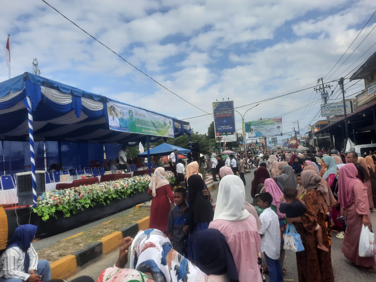 Berita Soer/Irham Hagabean Nasution: Masyarakat tumpah ruah di Jalan Willem Isjander Panyabungan, saat HUT ke-24 Madina.