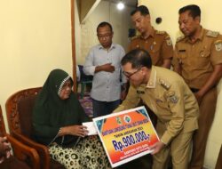 Pj Wali Kota Banda Aceh Serahkan BLT Dana Desa Untuk Warga Kota Baru