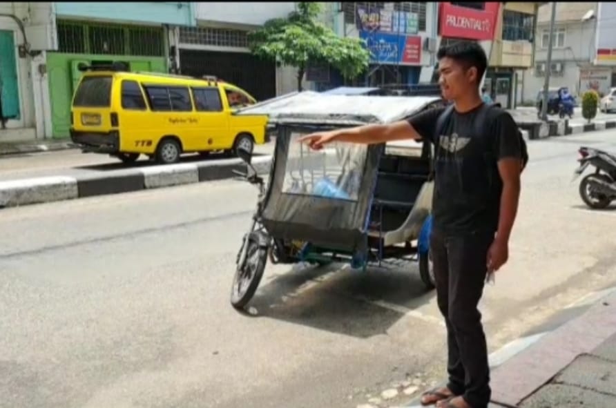 Korban, Rafy, saat menunjukkan lokasi dimana septor miliknya dirampas oleh OTK