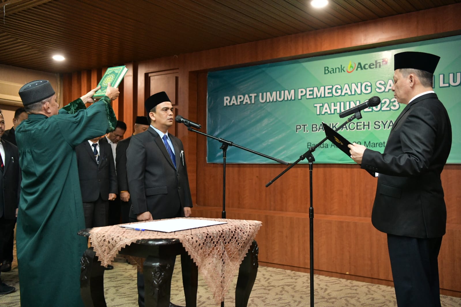 Teks foto: Pj.Gubernur Aceh Achmad Marzuki saat mengambil sumpah jabatan dan melantik Muhammad Syah sebagai Dirut PT BAS (Pesero) yang disaksikan para bupati/wali kota se-Aceh di gedung Serbaguna Setda Aceh, Banda Aceh, Kamis (09/03/23). (Foto:T.Mansursyah)