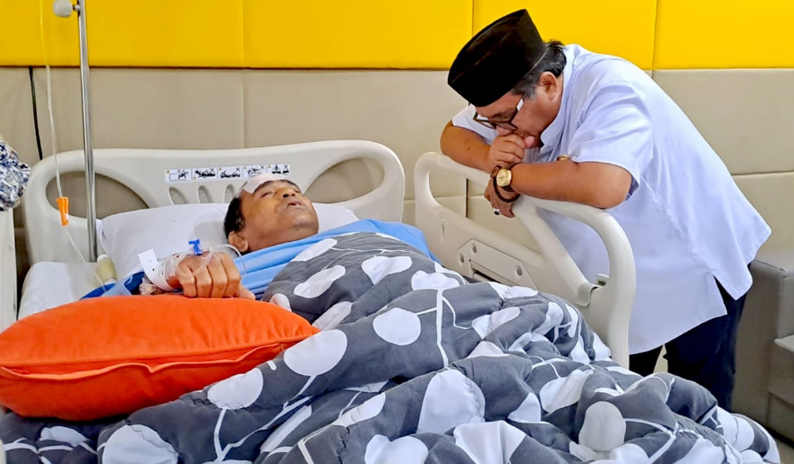 Pj Bupati Pidie Ir Wahyudi Adisiswanto sedang memperhatikan sahabatnya Pj Bupati Aceh Timur Mahyuddin yang sedang di rawat di RSUD dr Zainoel Abidin, Banda Aceh, Rabu (8/3). Foto: Muhammad Riza.