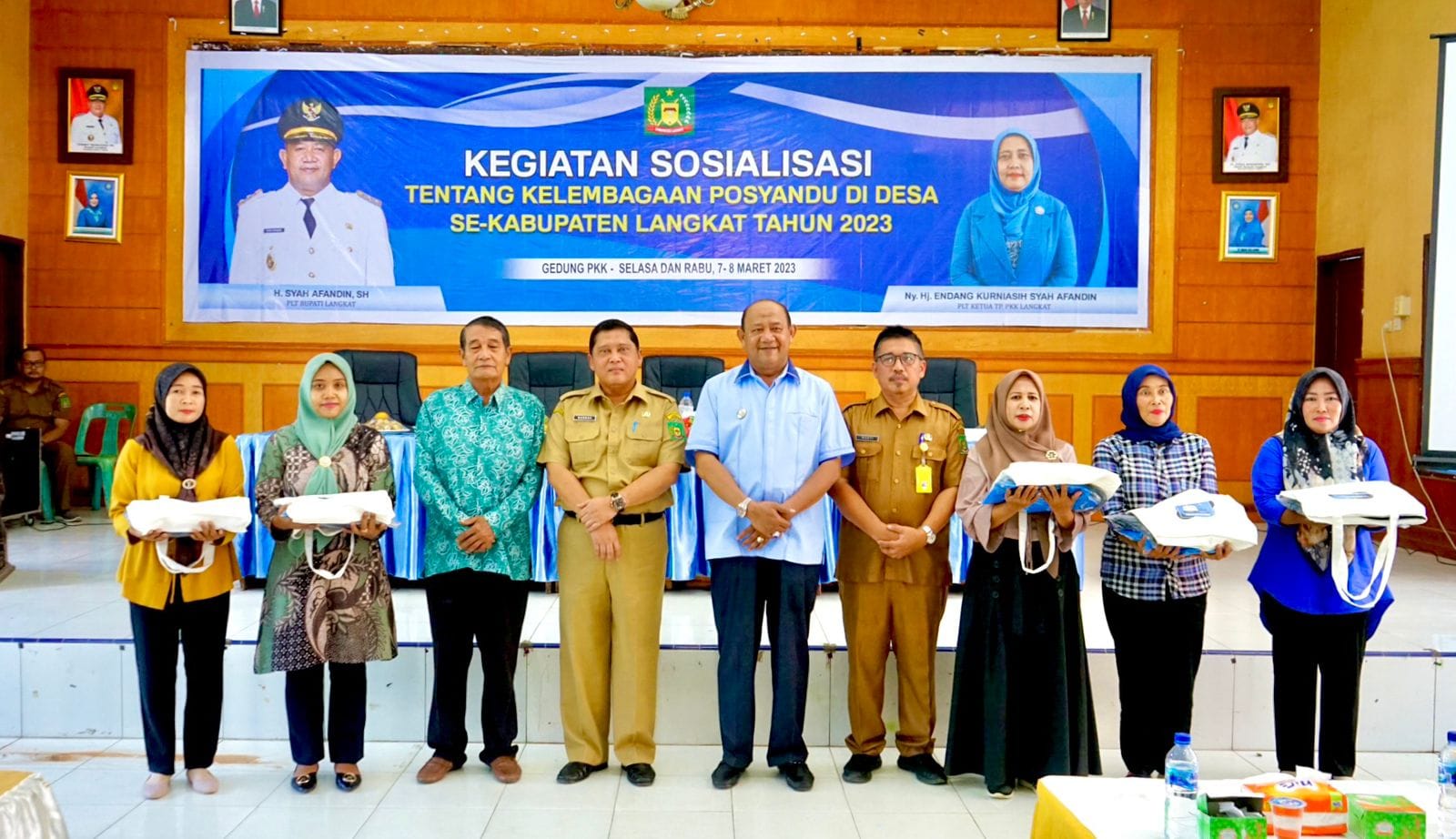 Teks Foto/Beritasore/ist :Plt Bupati Langkat H Syah Afandin SH Foto bersama usai menghadiri sosialisasi permendagri No. 18 Tahun 2018 Tentang kelembagaan posyandu di desa sekabupaten , Selasa (7/3/2023).