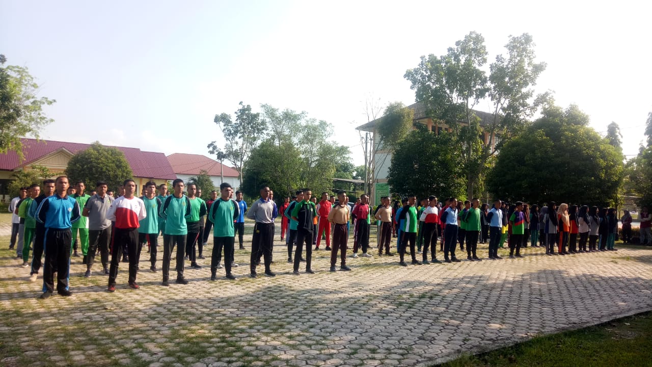 Para siswa yang mengikuti seleksi Paskibraka Aceh Besar sedang mendengarkan dengan serius hal-hal yang disampaikan panitia seleksi. (Foto:Zafrullah)