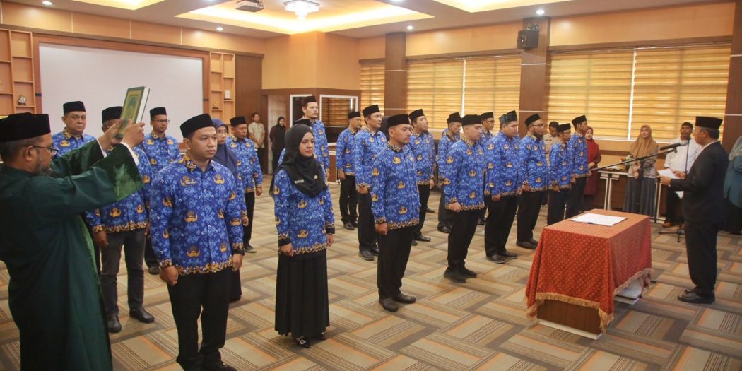 Foto: Asisten Administrasi Umum Sekda Aceh, Iskandar AP, saat mengambil Sumpah dan melantik pejabat fungsional pada Pemerintah Aceh di Aula BKA, Banda Aceh, Jum'at (10/3). (Foto: Zafrullah)