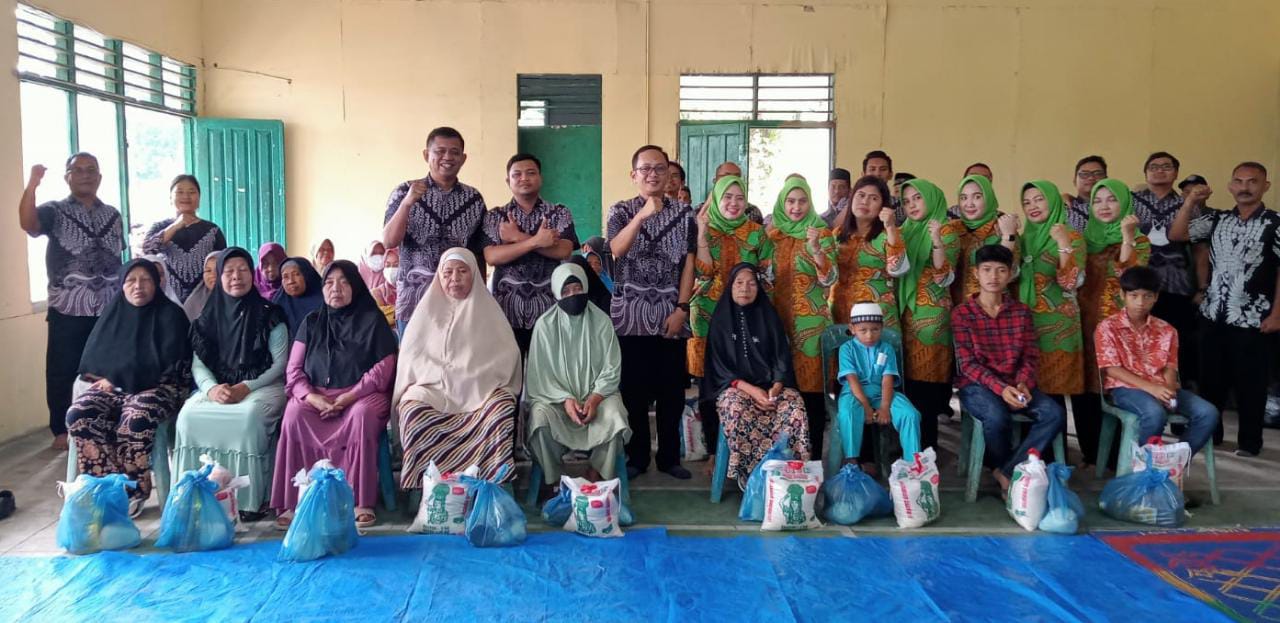 Manager Unit PTPN IV Kebun Pulu Raja bersama para asisten dan anak yatim dan kaum duafa