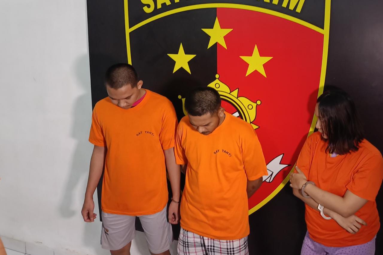 Waspada/Ist: Tiga pelaku penganiayaan sadis di Jl. Pukat II Kelurahan Bantan Timur Kecamatan Medan Tembung yang berhasil diringkus oleh personel Satreskrim Polrestabes Medan, Sabtu (11/3).