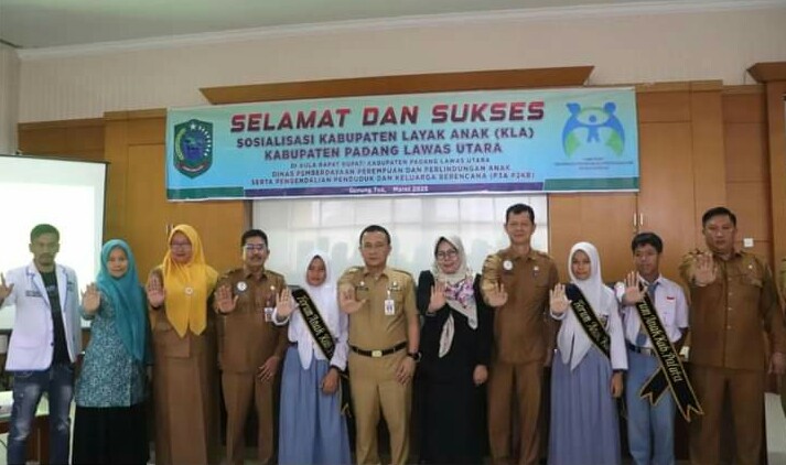 Teks Foto : Sekda Paluta, Kadis P3AP2KB Paluta,Ketua LPA, Peserta Sosialisasi