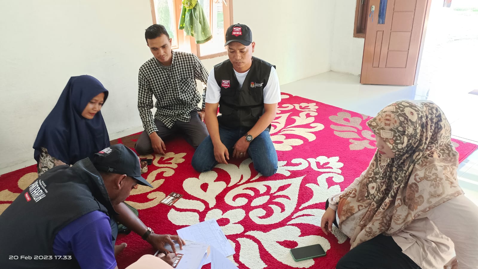 Teks foto : Pantarlih KIP Aceh Tamiang saat melakukan Coklit warga sebagai peserta Pemilu 2024 mendatang.