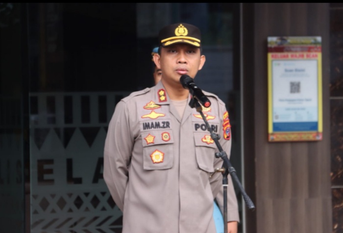 Berita Sore/Birong RT: Kapolres Tapanuli Selatan, AKBP Imam Zamroni, SIK, MH, saat memimpin apel pagi di hadapan personel Polres Tapsel, Senin (13/3).