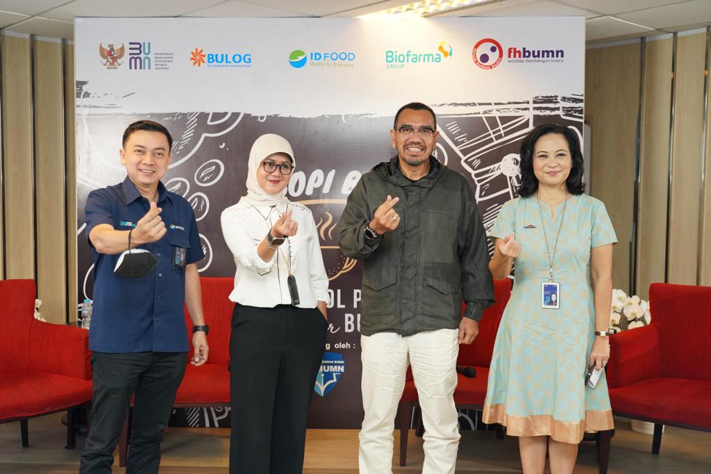 Berita Sore/ist Staf Khusus III Menteri BUMN Arya Sinulingga (dua kanan), Direktur Portfolio, Produk, dan Layanan PT Kimia Farma, Tbk (Biofarma Group) Jasmine Karsono, Direktur Bisnis Perum Bulog Febby Novita, dan Direktur Komersial PT RNI (Persero)/ID FOOD Ardiansyah Chaniago pada Ngopi BUMN di Bandung Rabu (15/3).
