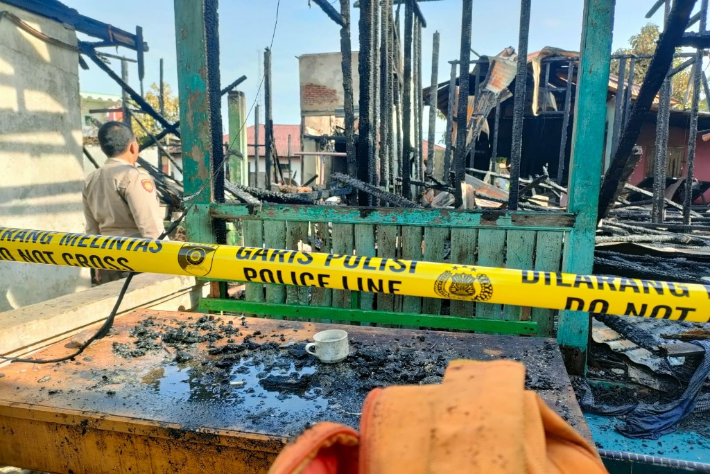 Teks foto Berita Sore/Irham Hagabean Nasution: Kebakaran hebat di Kel. Panyabungan I, Kec. Panyabungan, Kab. Madina mengakibatkan delapan rumah terbakar.