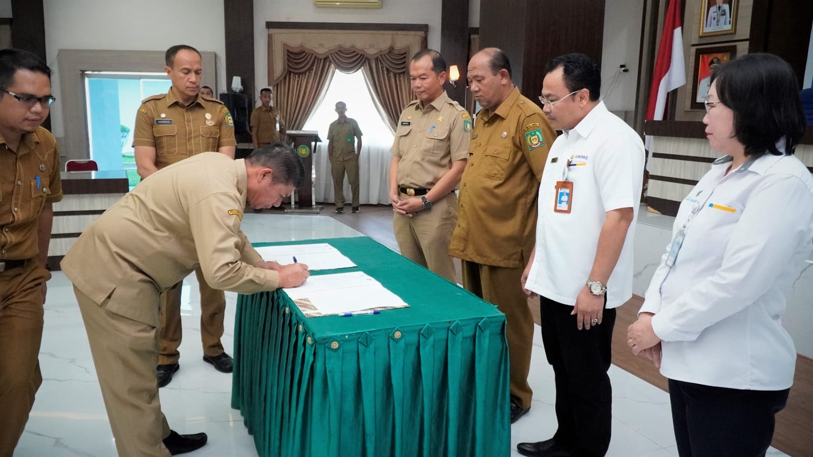 Teks Foto/Beritasore/ist Plt Bupati Langkat H. Syah Afandin, SH menghadiri Penandatanganan Nota Kesepakatan Kepala Kanwil Ditjen Perbendaharaan Sumut, Senin, (13/3/2023)