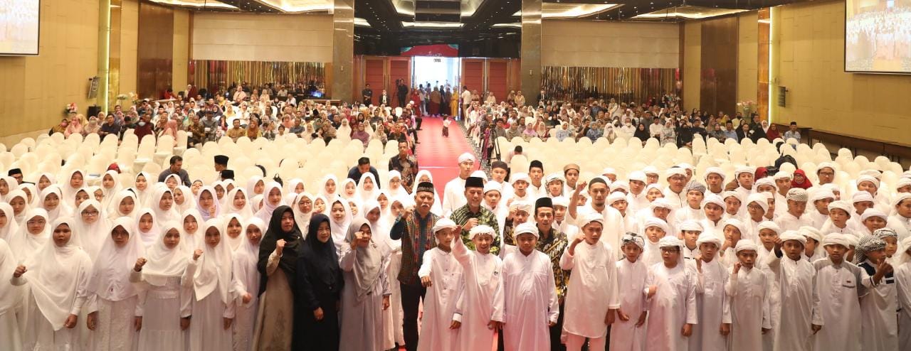 Tekes fote: Wakil Gubernur Sumut Musa Rajekshah, foto bersama dengan para santri yang baru mengikuti Wisuda Akbar Tahfidz Alquran Ulul Ilmi Islamic School dan PTA Zaadul Ma’ad di bawah Yayasan Rapi Ray Putratama di Grand Mercure, Medan, Sabtu (18/3/2023).
