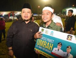 Bupati Dolly Serahkan Tiga Paket Umroh Pemenang Lomba MTQN Ke- 55