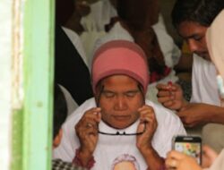 Orang Muda Ganjar Binjai Bagi Kaca Mata Baca untuk Para Ibu Pengajian