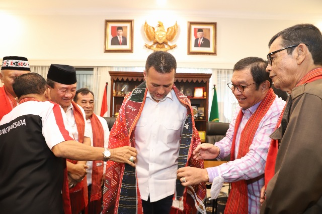 FOTO Wakil Gubernur Sumatera Utara H. Musa Rajekshah menerima kunjungan Pengurus Parsadaan Pomparan Raja Lontung (PPRL) di Rumah Dinas Wagub, Jalan Teuku Daud, Medan, Selasa (28/3). (Ist).