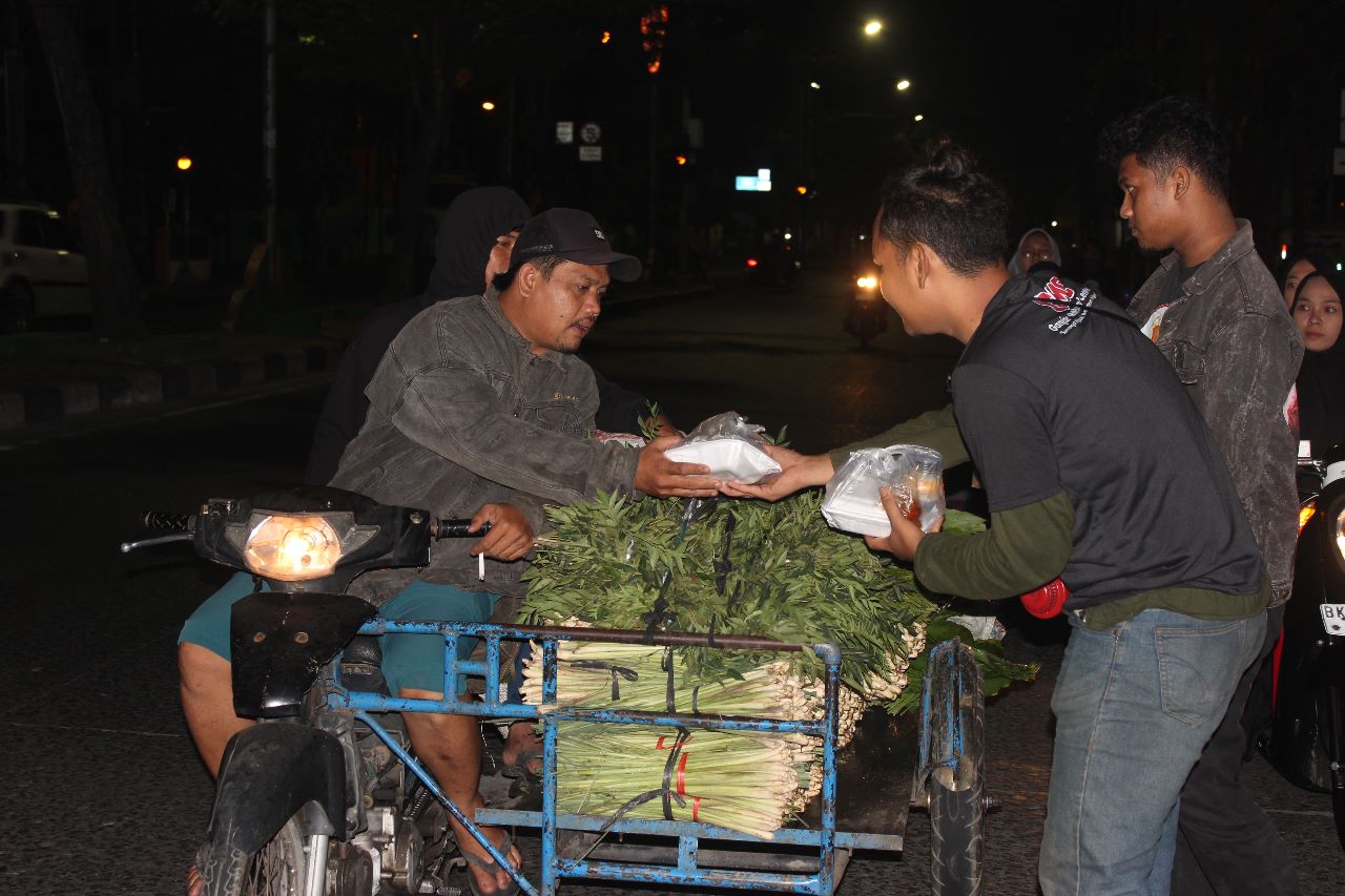 Ganjar Milenial Center Sumut Berbagi Kebaikan di Waktu Sahur