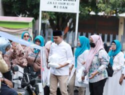 Ihwan Ritonga Bagikan Takjil Disambut Antusias Warga