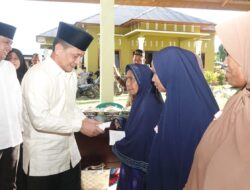 Bupati Paluta Salurkan Zakat Rp 60 Juta di Batang Onang