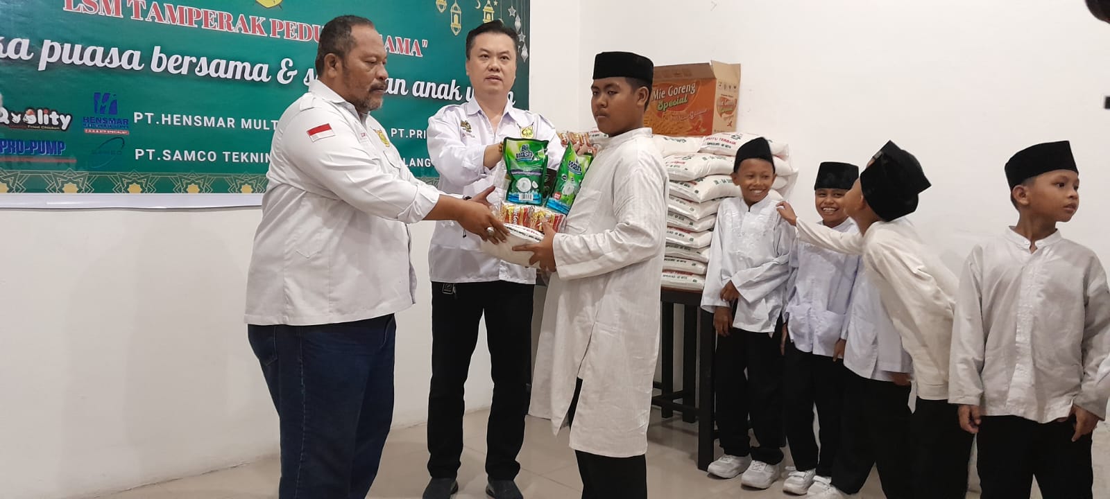 Berita Sore/Andi Aria Tirtayasa Ketua DPW LSM Tamperak Sumut, Andi Panggabean SH disaksikan Ketua DPD LSM Tamperak Kota Medan Hendriyu menyerahkan bantuan sembako dan tali asih kepada anak-anak yatim pada acara buka puasa bersama di sekretariat DPD LSM Tamperak Medan, Minggu (16/4).