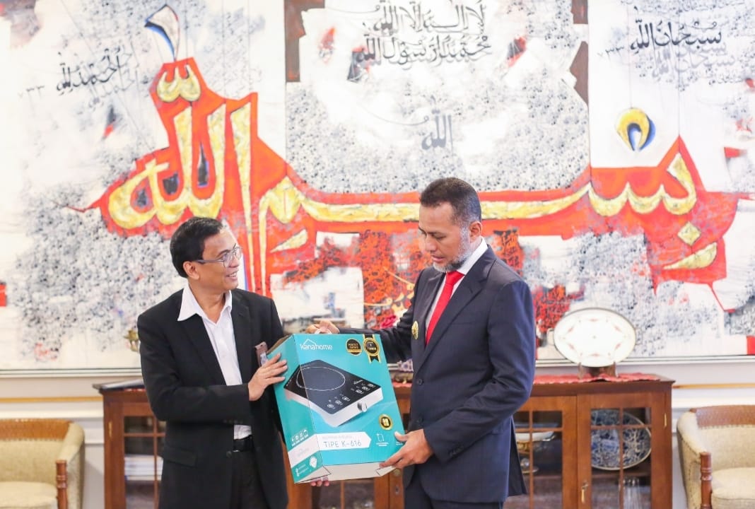 Berita Sore/ist Wagubsu Musa Rajekshah bersama GM PLN Unit Induk Wilayah (UIW) Sumut Awaluddin Hafid di rumah dinas Wagubsu Jalan Teuku Daud, Senin (17/4/2023).