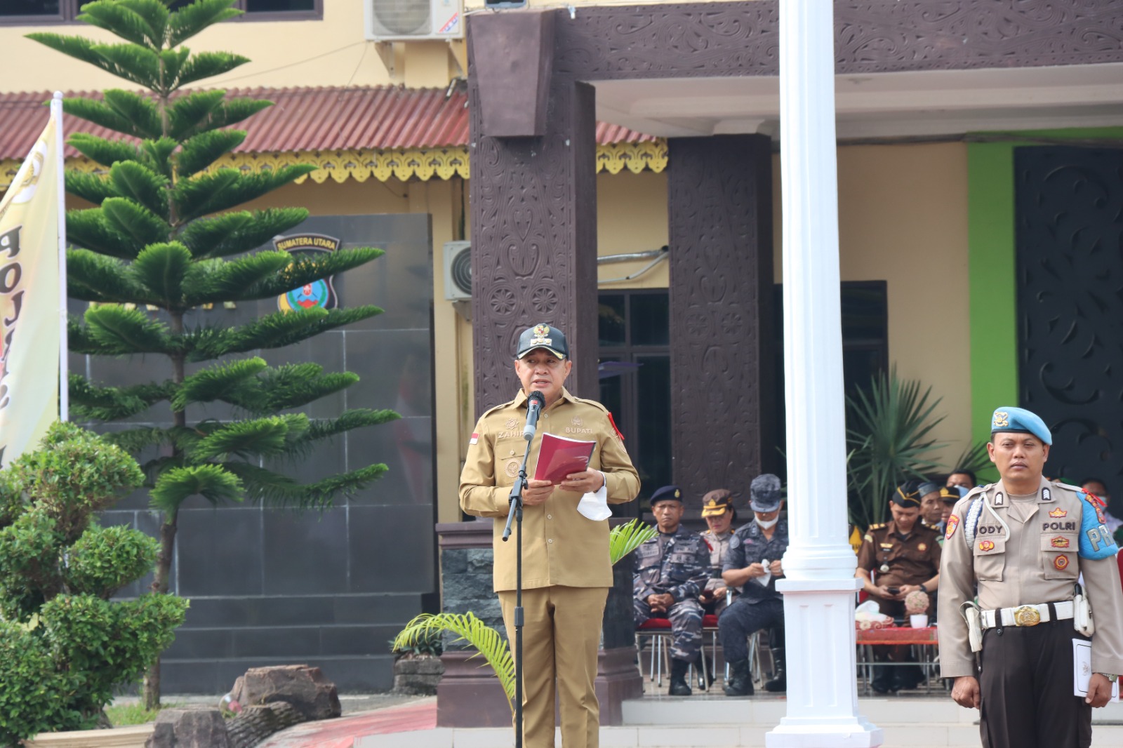Teks Foto: Bupati Batu Bara Ir.H.Zahir M.AP Apel Pasukan Ops Ketupat Toba 2023 dalam rangka pengamanan Hari Raya Idul Fitri 1444 H/2023 di lapangan Mako Polres Batu Bara Senin (17/04/2023).beritasore/alirsyah