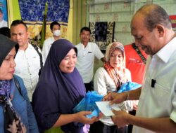 Syah Afandin Bagikan 300 Paket Sembako untuk Masyarakat Terdampak Abu Pembangunan Tol