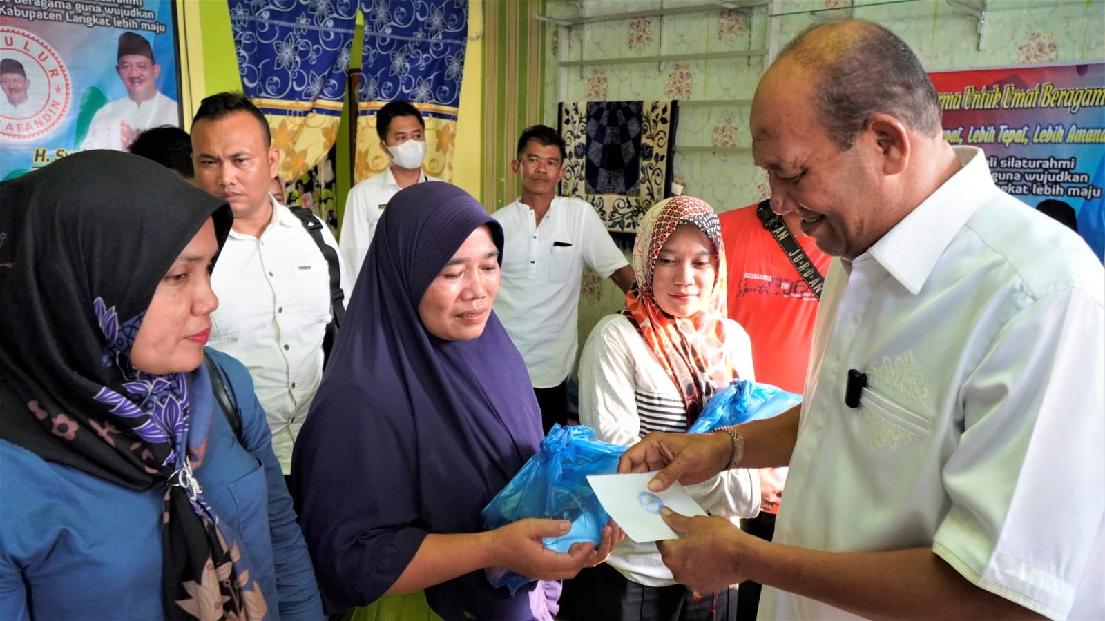 Teks Foto/Beritasore/ist  :Plt Bupati Langkat H.Syah Afandin SH mengunjungi para sedulur Syah Afandin bertempat Lingkungan 10 Purwosari Kelurahan Kwala Bingai Stabat, Rabu (12/4/).