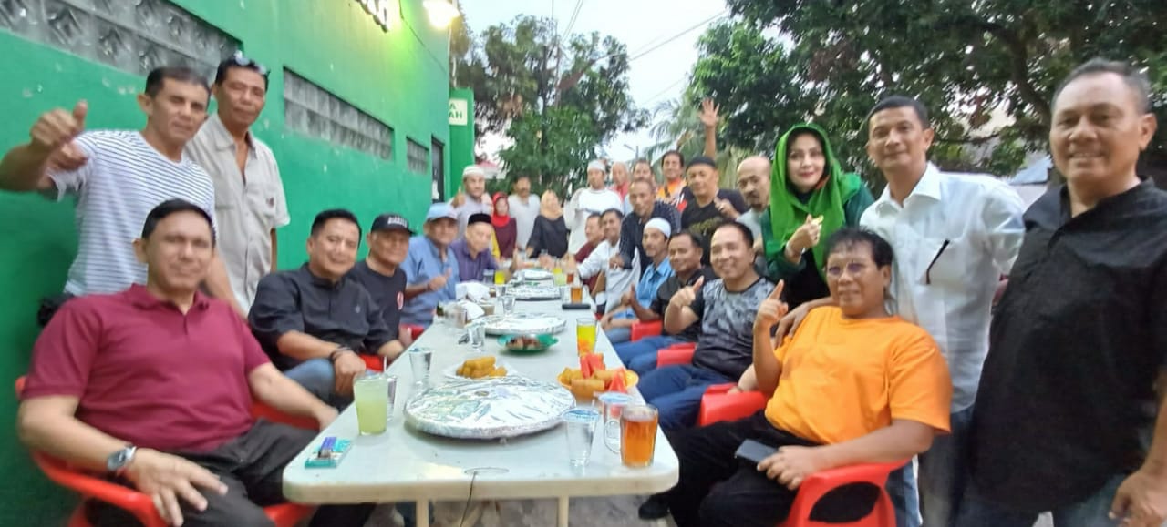 H Zaidan Indra Jaya dan Drs H Hendra DS poto bersama Keluarga Besar Ladon.(Ist)