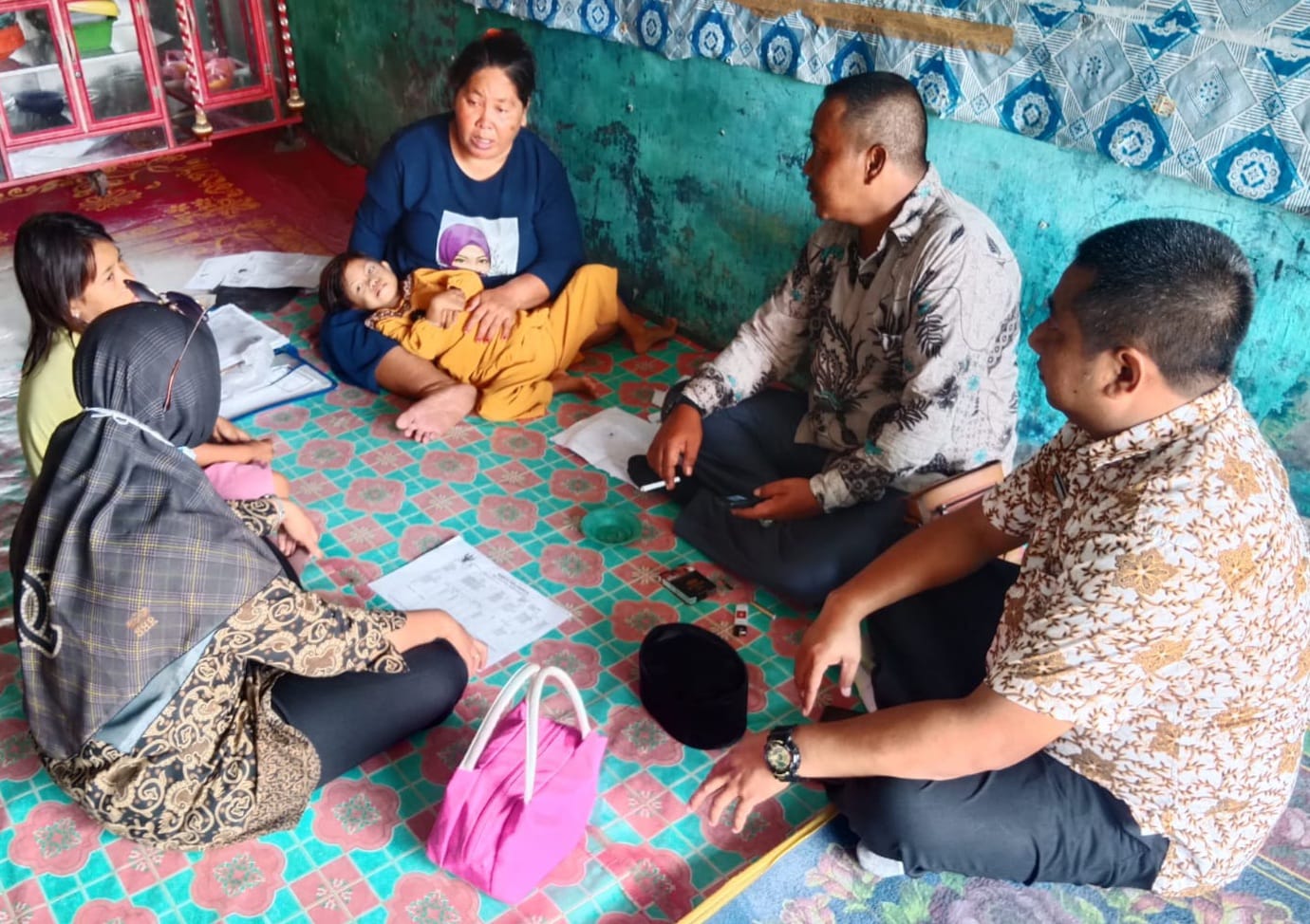 Ket gambar:   DAHMAYANTI bocah 6 tahun anak pasangan Amir dan Suyanti warga Desa Bandar Rahmat, Kecamatan Tanjungtiram dan tim Bupati Zahir serta Ketua Kadin OK Faizal ketika turun melihat kondisi bocah dan ekonomi keluarga yang hidup pas-pasan.Foto: Iwan Has