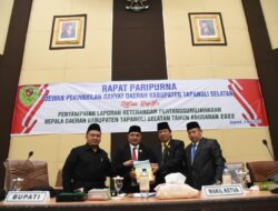 Bupati Tapsel Sampaikan Nota Pengantar LKPJ 2022