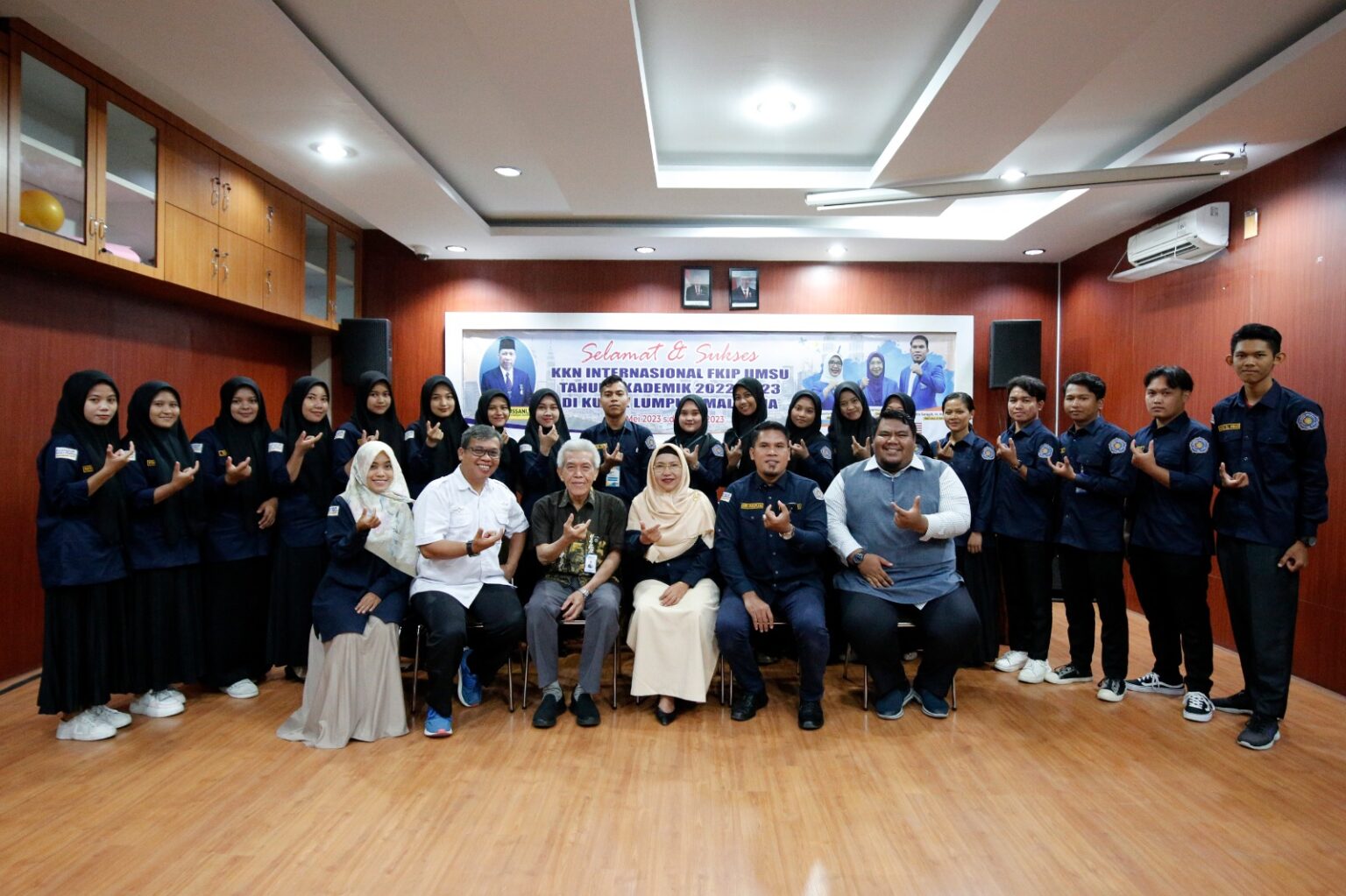 WR I UMSU, Prof.Dr.Muhammad Arifin (2 kiri depan) bersama jajaran dekanat FKIP, Perwakilan LKUI dan Unit KKN melepas 19 mahasiswa mahasiswa mengikuti KKN Internasional. (Ist).