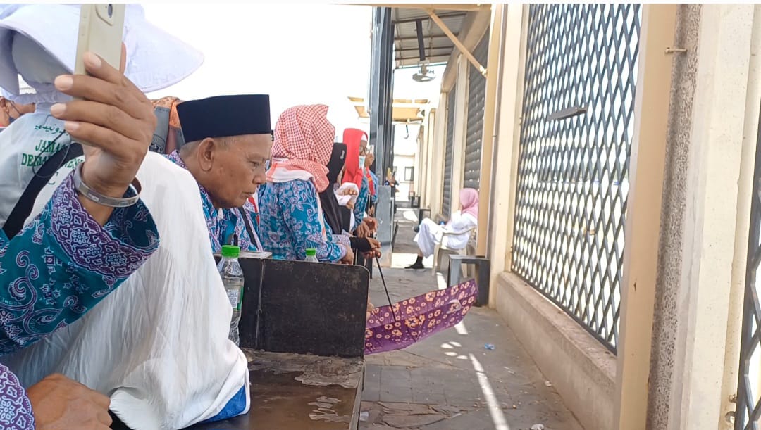JABAL UHUD: Jemaah memanfaatkan waktu berziarah ke jabal dan pemakaman para syuhada di Jabal Uhud, Madinah, Arab Saudi, Sabtu (27/5). Ist.