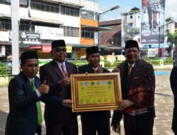 Walikota Sidempuan Terima Penghargaan Tokoh Pendidikan