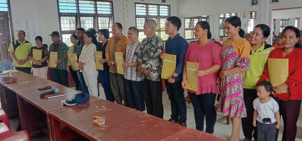 Usai pengumuman penyerahan kelulusan, Kepala Sekolah, guru dan orang tua siswa foto bersama.