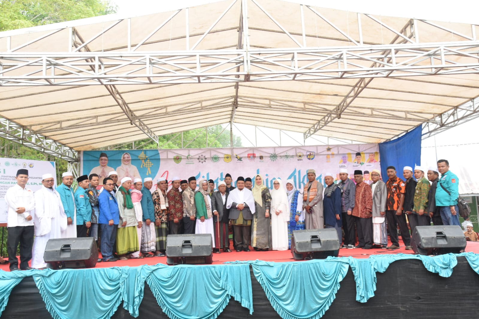 Berita Sore/Birong RT Teks poto: Bupati Tapsel, Dolly Pasaribu saat acara silaturrahim akbar di Pondok Pesantren Mangaraja Panusunan Akhir, Desa Pargarutan Jae, Kecamatan Angkola Timur, Minggu (7/5).