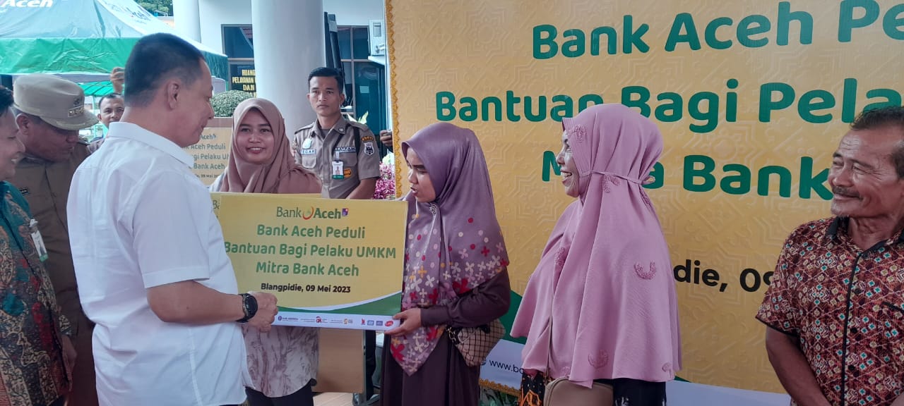 Pj Gubernur Aceh Ahmad Marzuki, saat menyerahkan bangtuan hand traktor untuk Poktan Abdya, serta bantuan untuk pelaku UMKM. Bertempat di pekarangan BAS Blangpidie. Selasa (9/5).Foto:Syafrizal